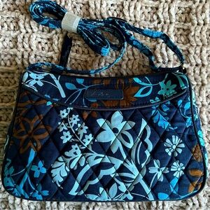 Vera Bradley Navy “Java Floral” Crossbody Bag in excellent pre owned condition.